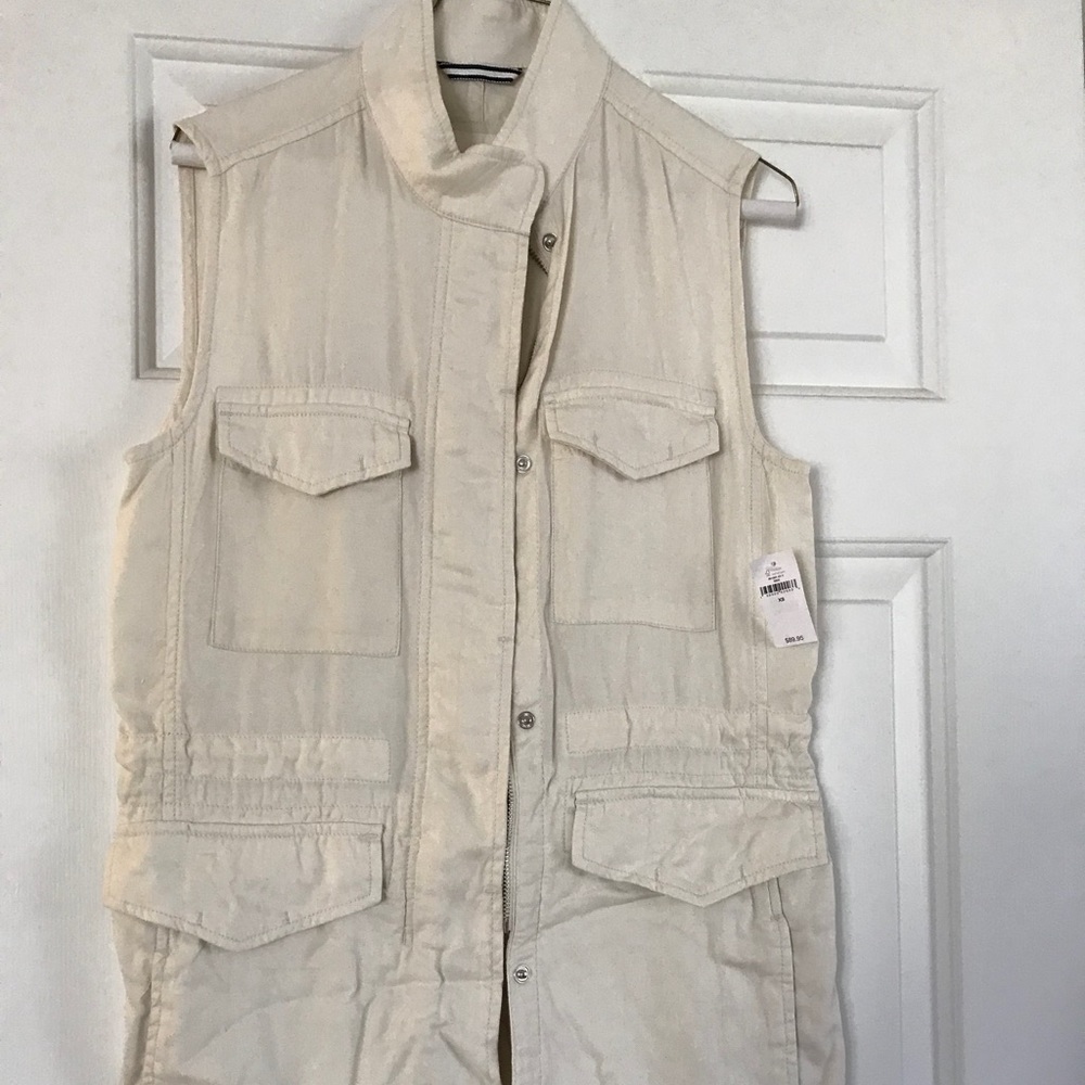 Sleeveless jacket / topper